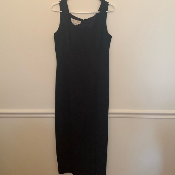 Maggy London Dresses & Skirts - Maggy London long women’s sleeveless dress/ Size 12